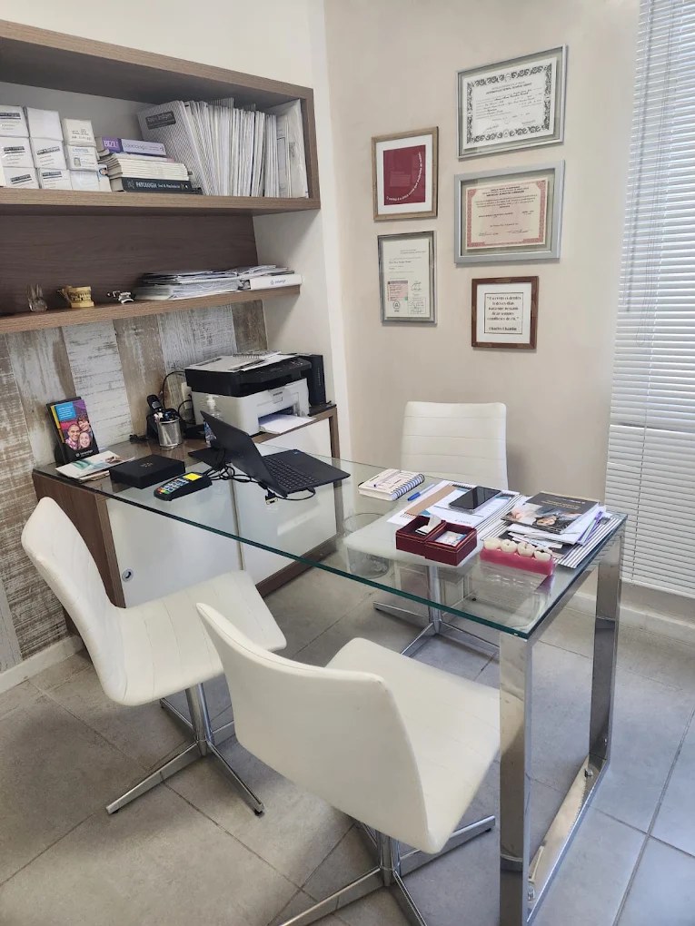 Sala de atendimento do consultório odontológico da Dra. Marina Carabetti no Vale do Sereno, Nova Lima